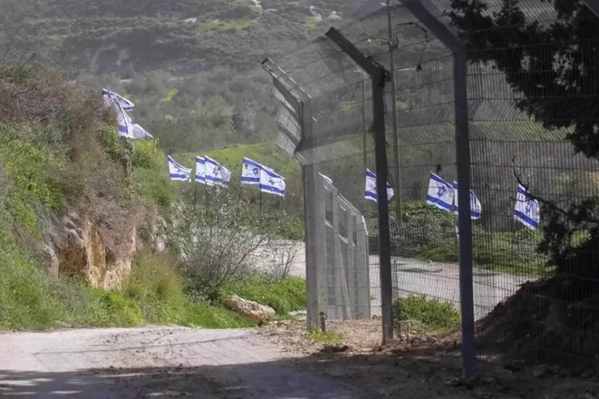 Büyük skandal böyle görüntülendi! Bayrakları astıkları yere bakın