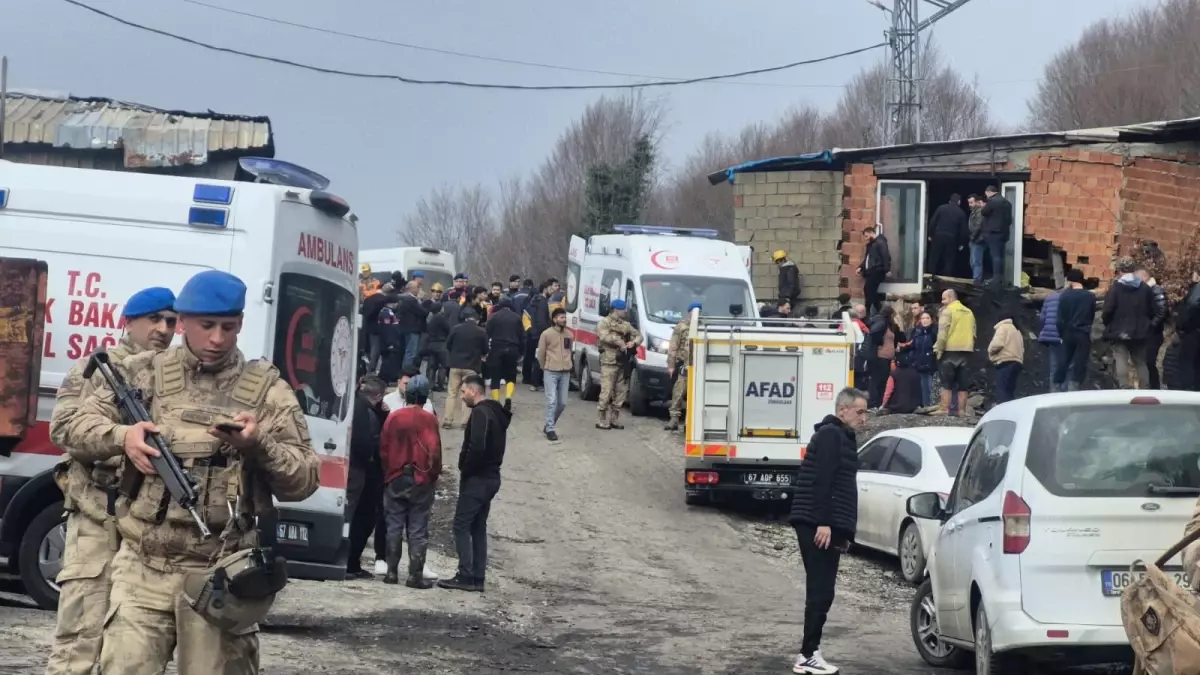 Zonguldak\'ta Maden Göçüğü: 3 İşçi Mahsur Kaldı