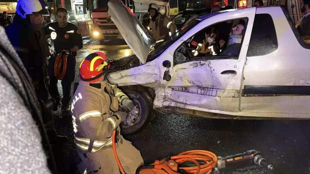 Arnavutköy\'de Trafik Kazası: Sürücü Sıkıştı