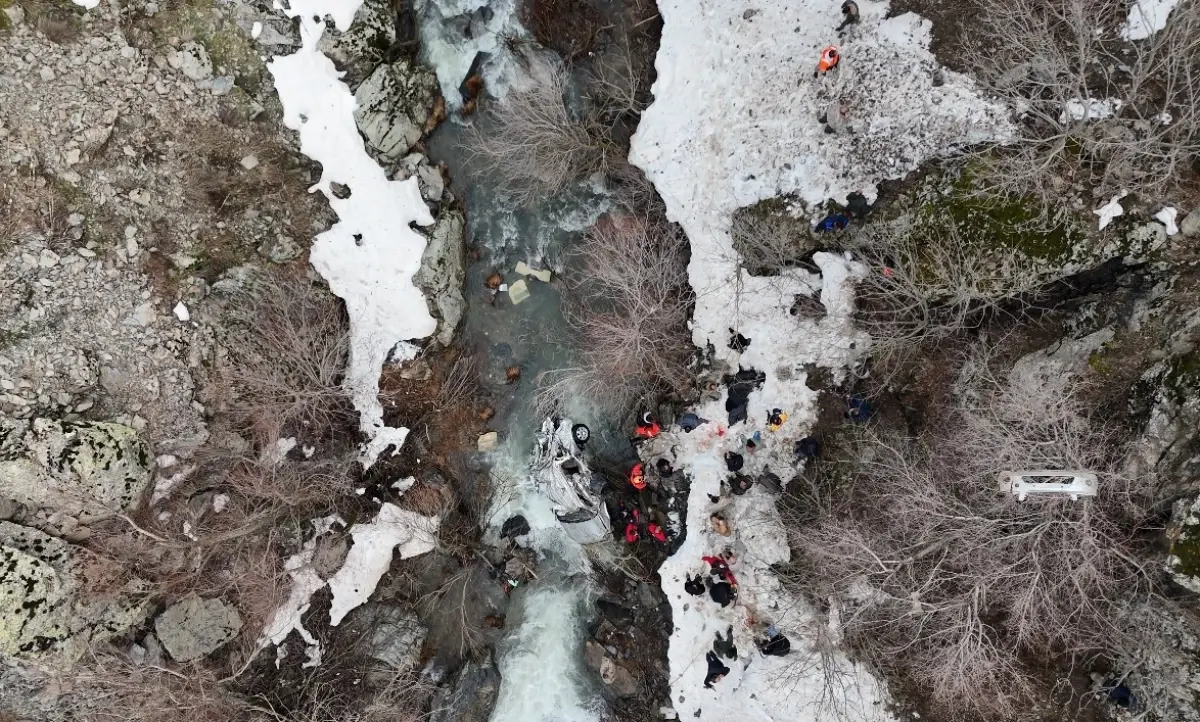 Bir aile dağıldı! Araç dereye uçtu, can kayıpları var