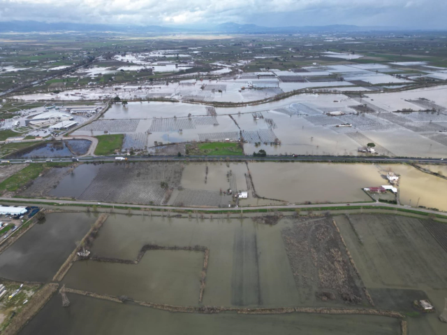 Gediz Nehir taştı; su altında kalan ova dronla görüntülendi