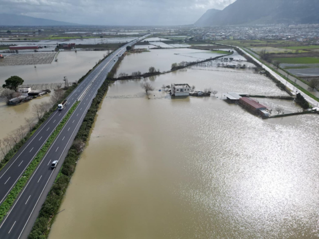 Gediz Nehir taştı; su altında kalan ova dronla görüntülendi
