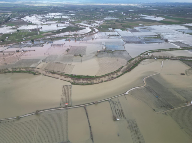 Gediz Nehir taştı; su altında kalan ova dronla görüntülendi