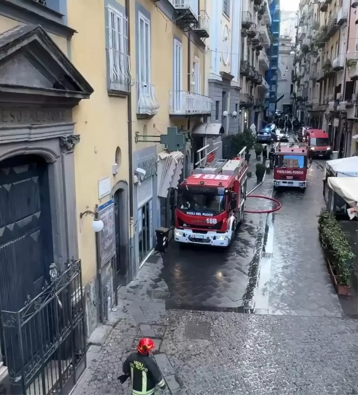 Napoli\'de Tarihi Tiyatro Yangını