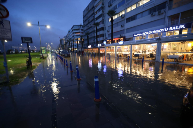 İzmir'de sağanak yağışta cadde ve sokaklar göle döndü