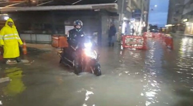 İzmir'de sağanak yağışta cadde ve sokaklar göle döndü