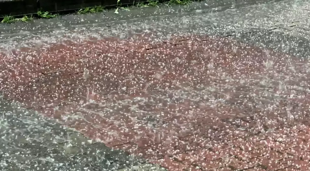 Kağıthane\'de Aniden Dolu Yağışı