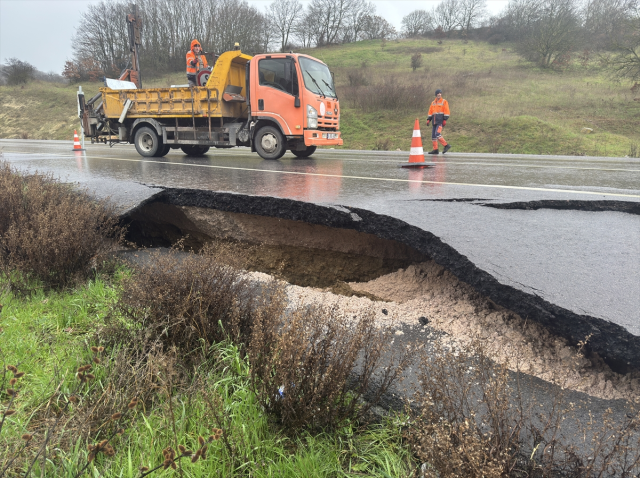 Kara yolundaki yarıkların nedeni deprem değil