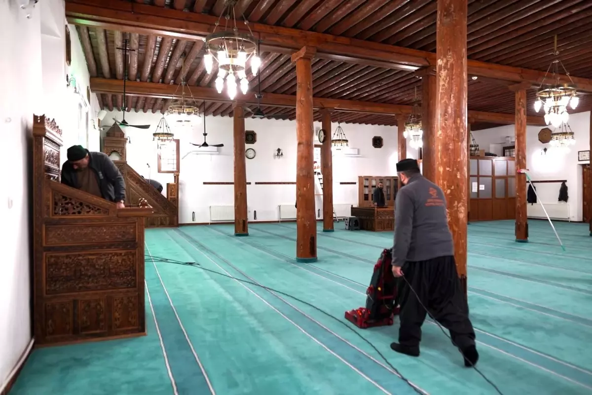 Melikgazi\'de camiler Ramazan için temizleniyor