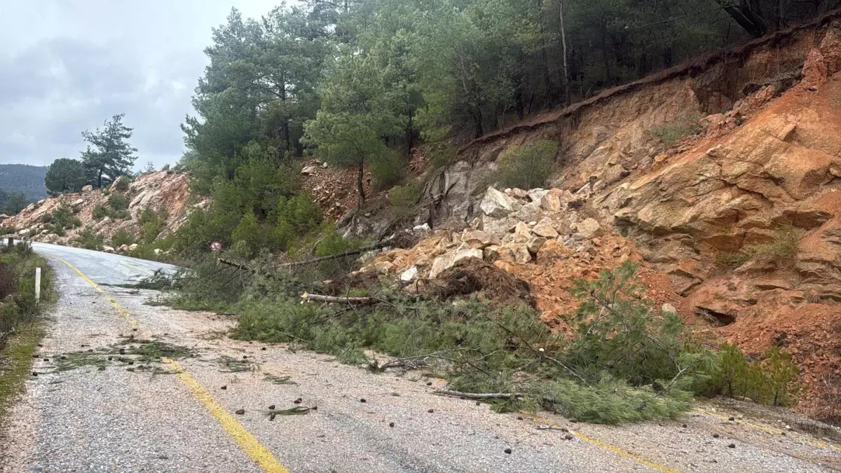 Milas\'ta Sağanak Sonrası Toprak Kayması
