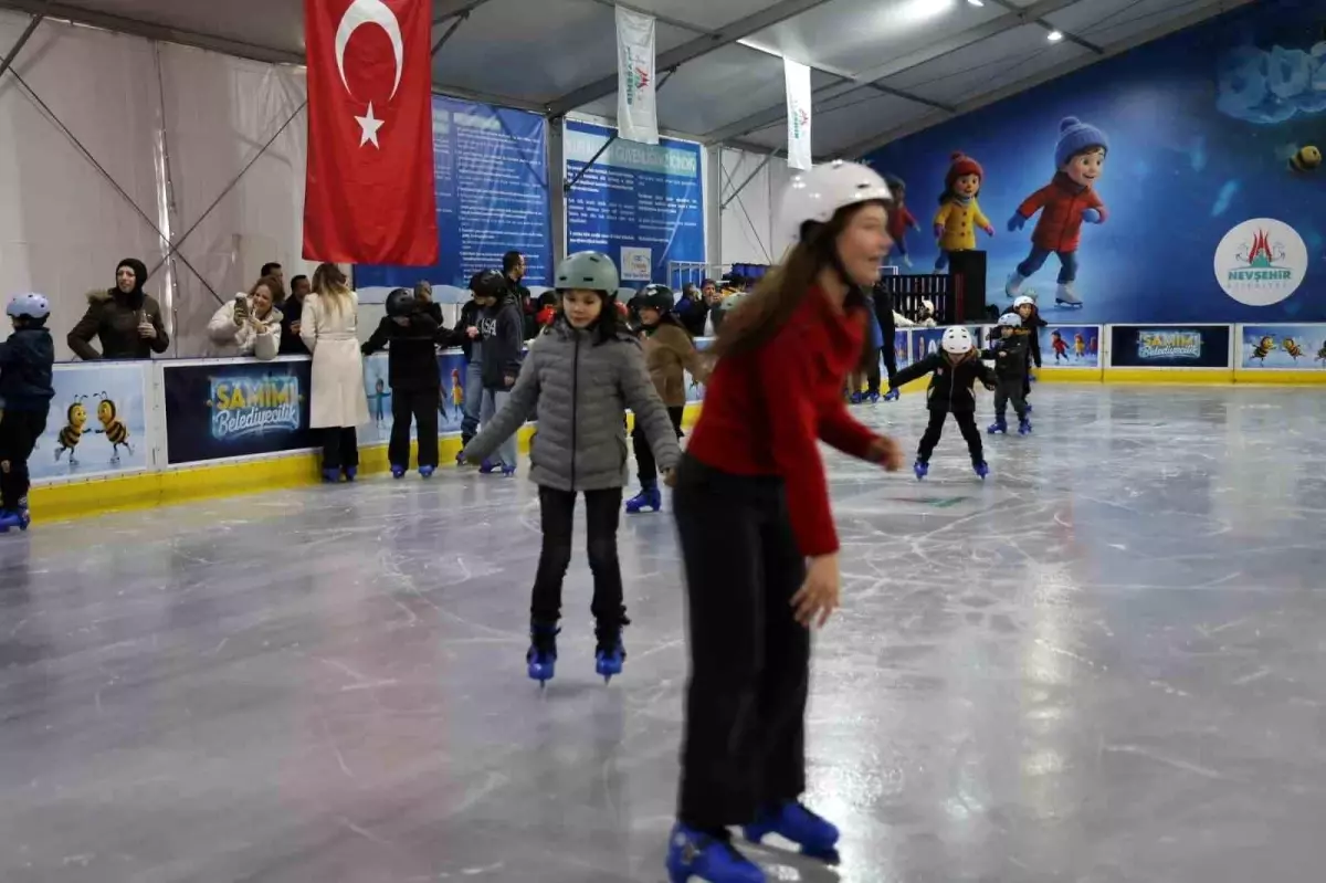 Nevşehir\'de mobil buz pateni pisti hizmete açıldı