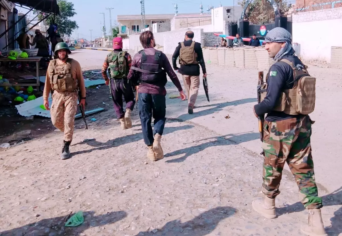 Pakistan'da Bomba Yüklü Araçla Saldırı: 12 Ölü