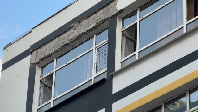 Resmen başlarına taş yağdı