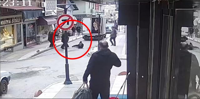 Tabanca ile vurup tekmeledi! Dehşet anları kamerada Tabanca ile vurup tekmeledi! Dehşet anları kamerada