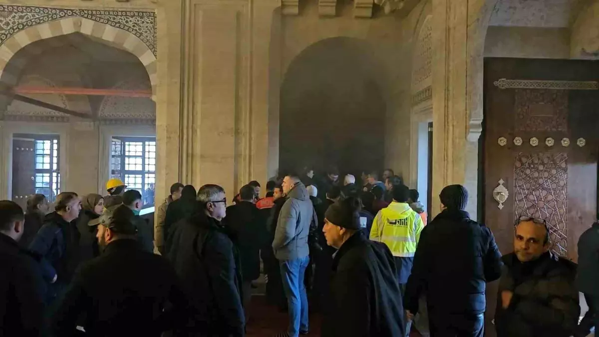 Selimiye Camii\'nde Yangın Paniği