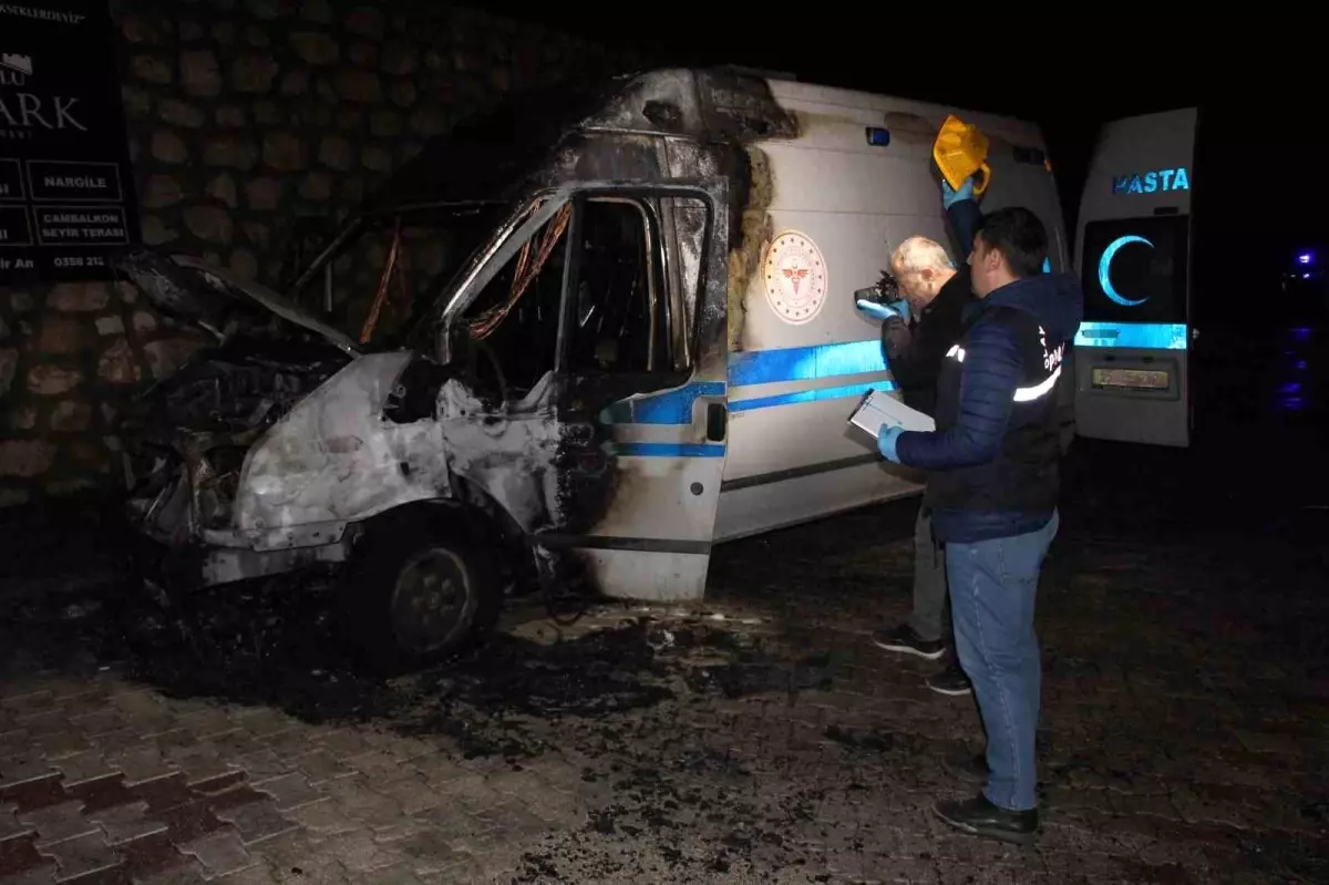 Ambulans alev alev yandı, faciayı önledi: Yaptığı büyük bir kahramanlık