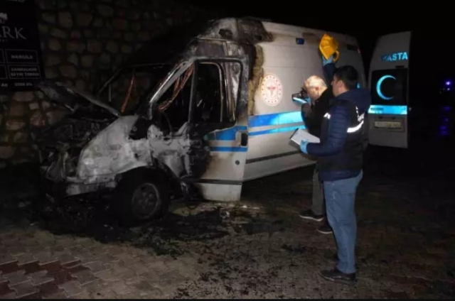 Ambulans alev alev yandı, faciayı önledi: Yaptığı büyük bir kahramanlık