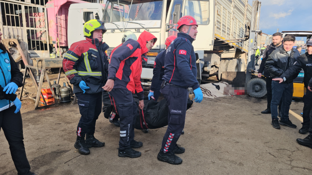 Aydın'da kamyon damperinin altında kalan tamirci ve şoför öldü