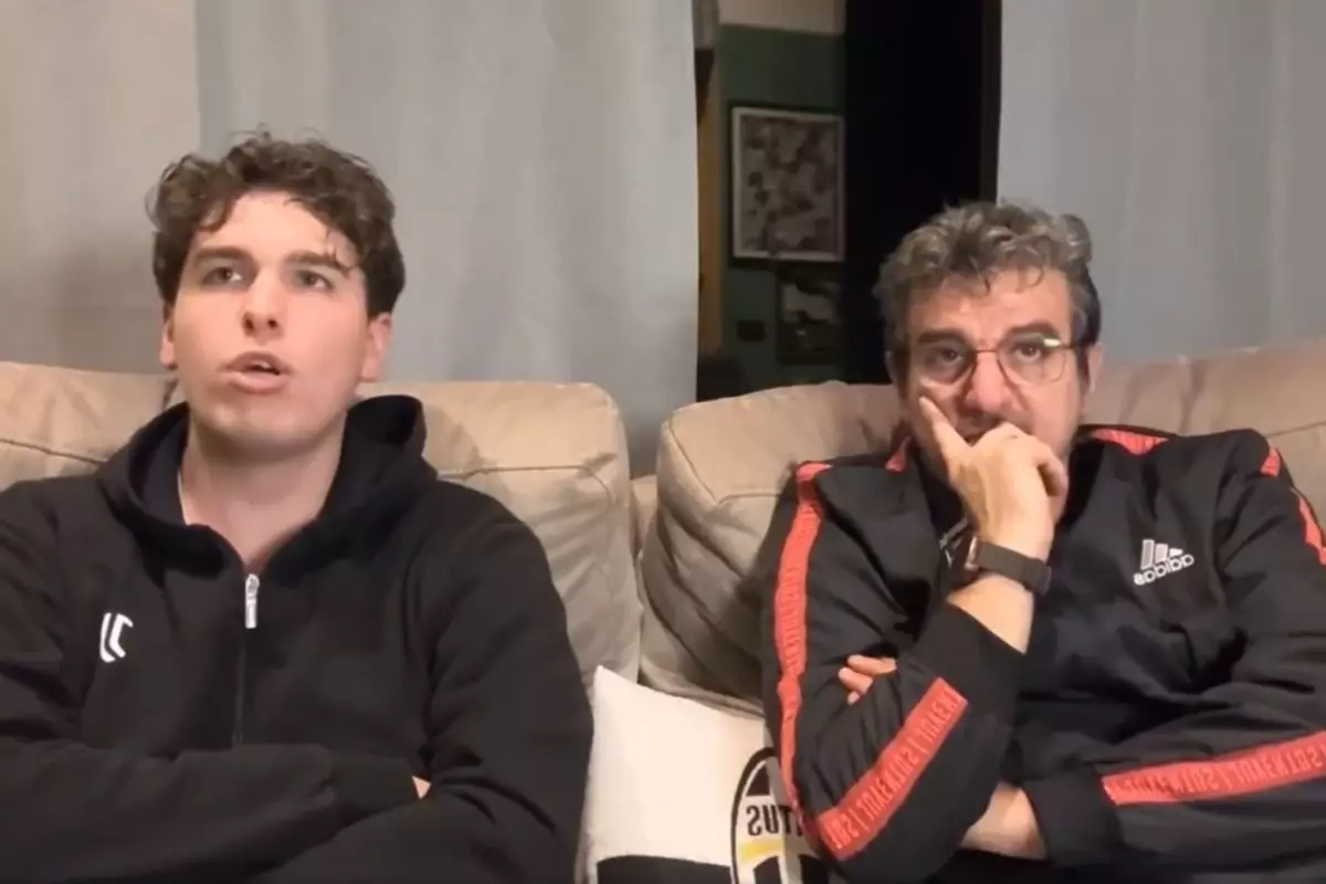 Bir hevesle televizyonu açan baba-oğul hayatının şokunu yaşadı