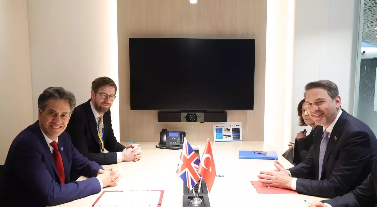 Bakan Bayraktar Paris\'te Görüştü