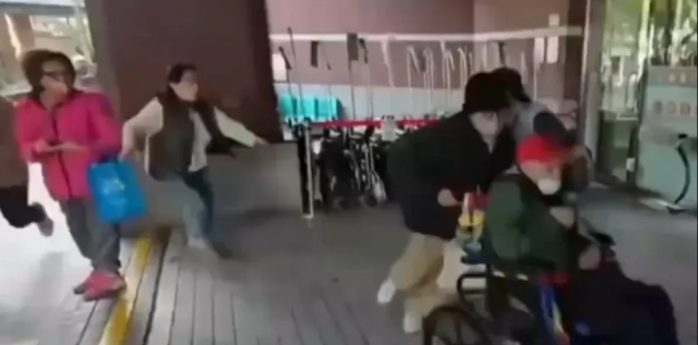 Bakıcısıyla gizlice evlenen 102 yaşındaki milyoner babalarını hastaneden kaçırdılar