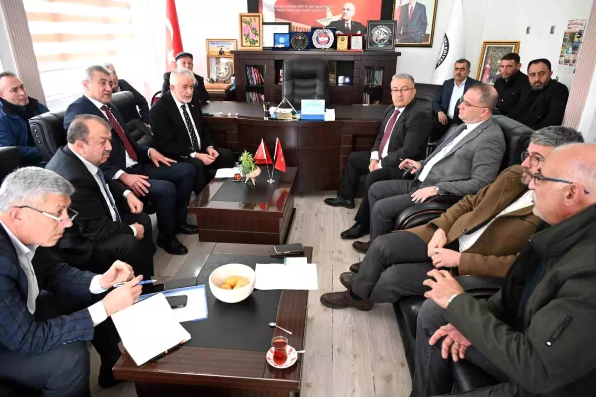 Başkan Şükrü Başdeğirmen Aksu\'da muhtarların taleplerini dinledi