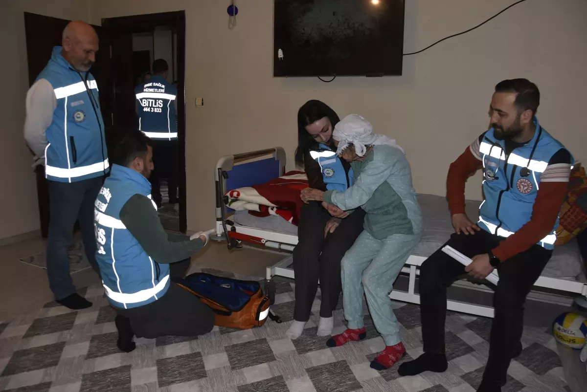 Yaşlı Kadına Evde Sağlık Hizmeti