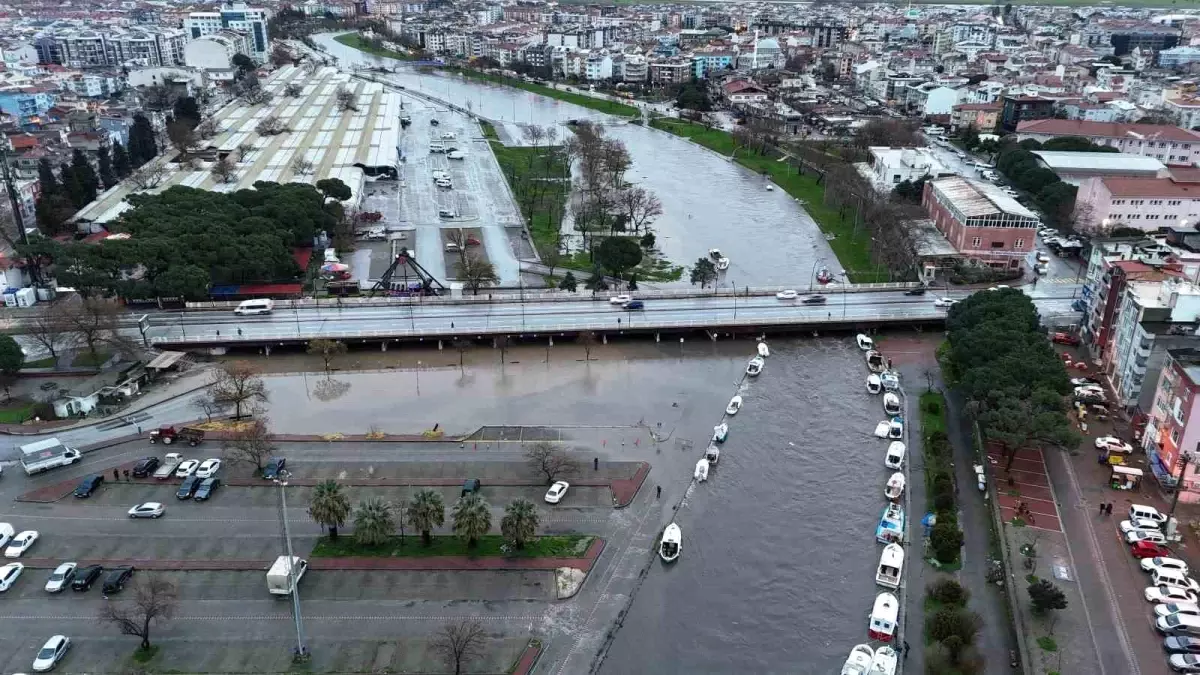 Çanakkale\'de Sarıçay Taştı