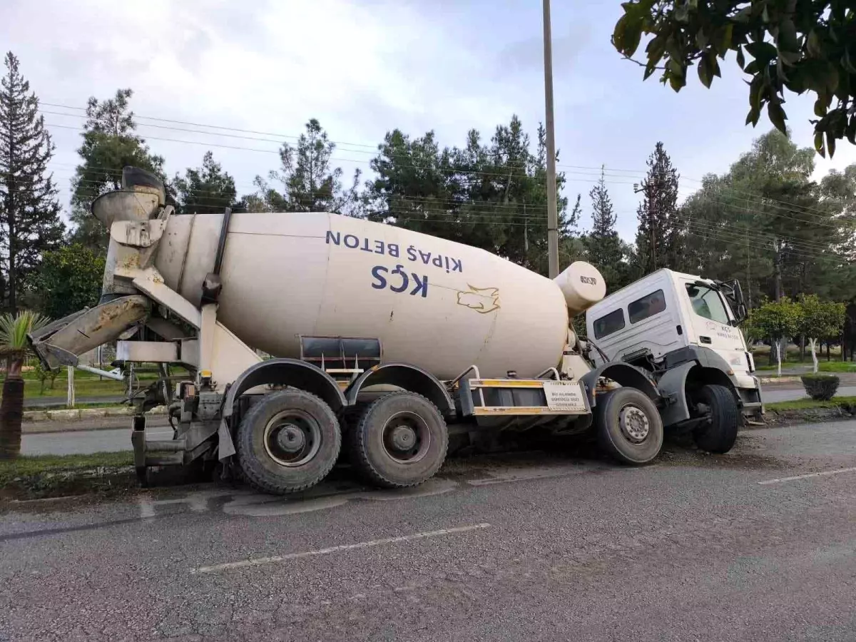 Çukura düşen beton mikseri devrilmeye ramak kala durdu