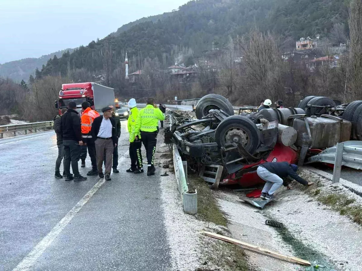 Ilgaz\'da Tır Devrildi, Sürücü Hayatını Kaybetti