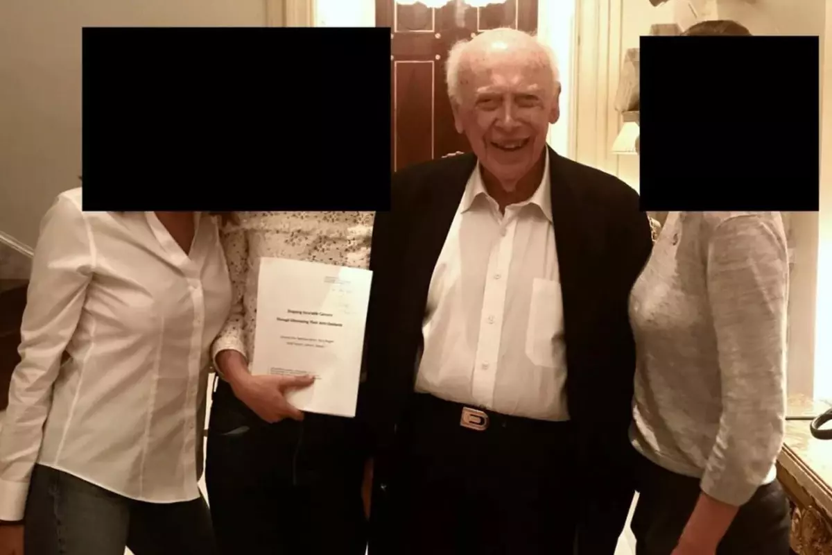 DNA\'nın sarmal yapısını keşfeden James Watson\'ın Epstein\'in evinde 3 kadınla fotoğrafı ortaya çıktı