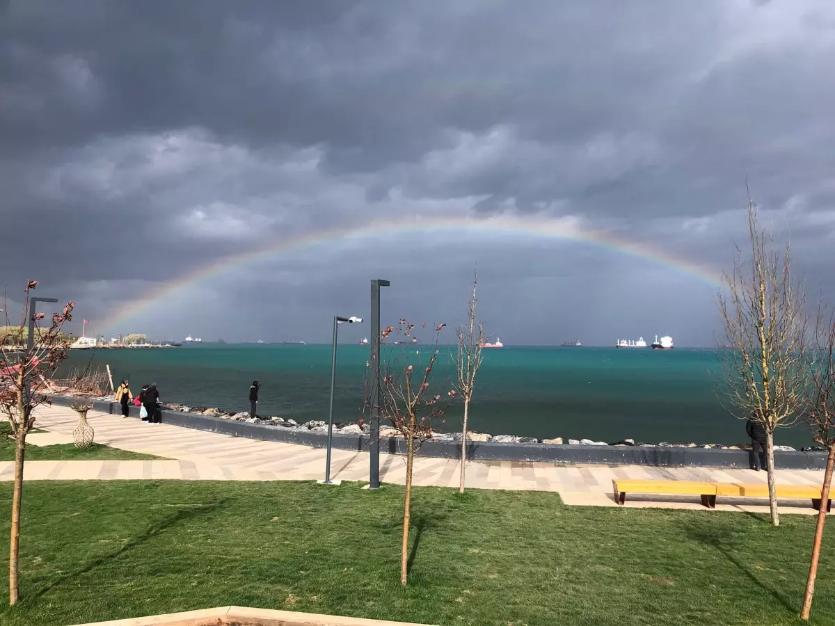 Fırtına İskenderun\'da Stantları Vurdu