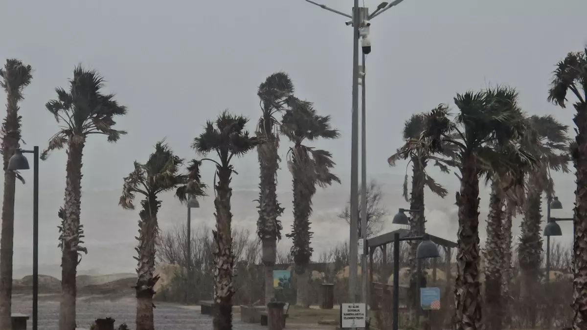 Samandağ\'da Fırtına ve Dev Dalgalar