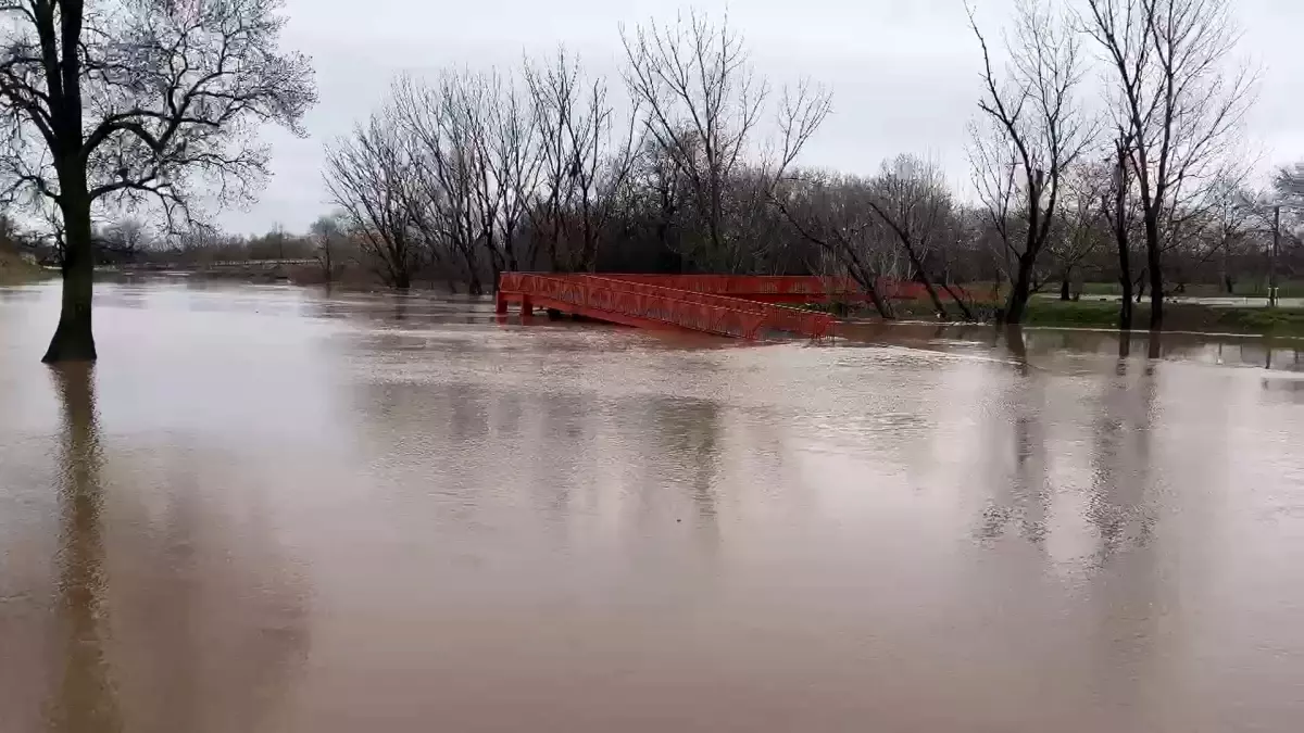 Edirne\'de Köy Yolu Taşkın Nedeniyle Kapandı