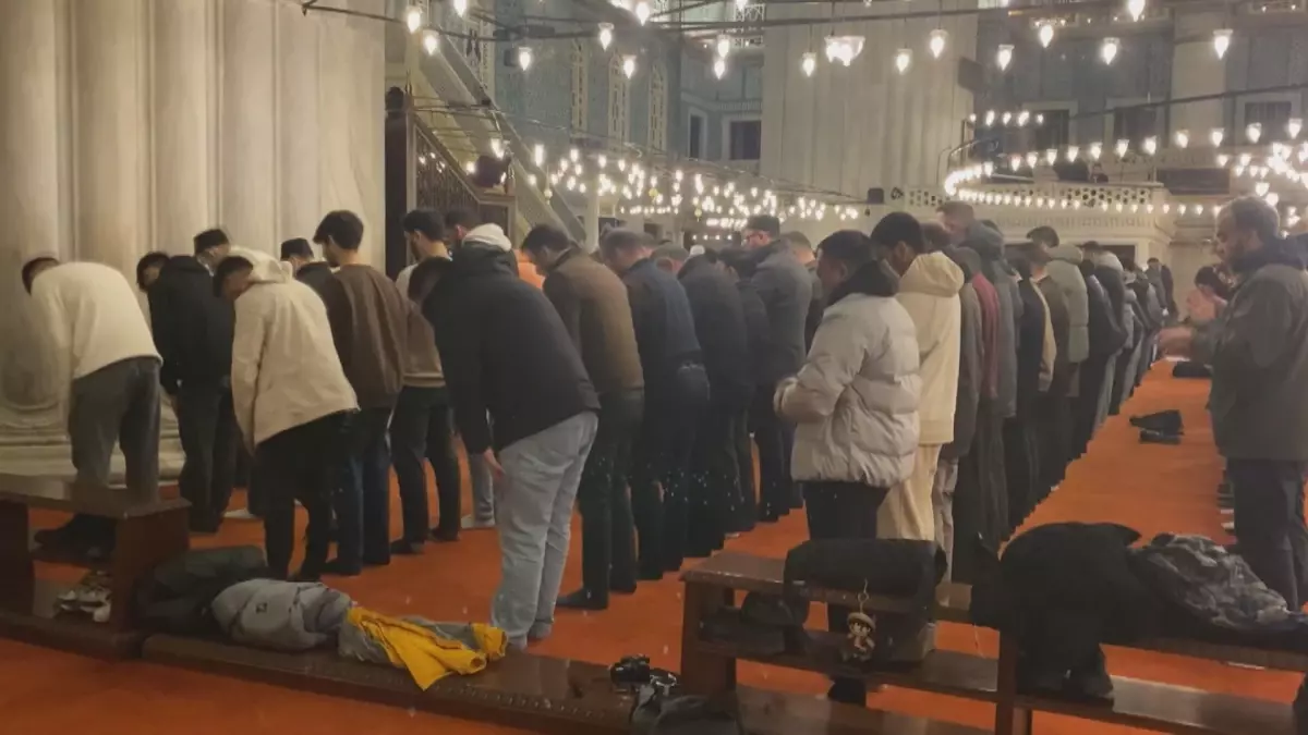 İstanbul\'da İlk Teravih Namazı Coşkusu