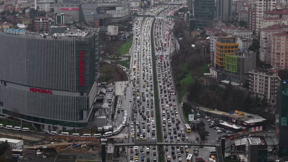İstanbul\'da Akşam Trafiği Kilitlendi