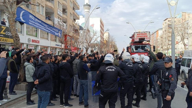 Kenti karıştıran 'Ramazan' pankartı: Ekipler indirmek isteyince ortalık karıştı