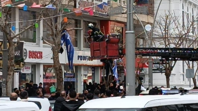 Kenti karıştıran 'Ramazan' pankartı: Ekipler indirmek isteyince ortalık karıştı