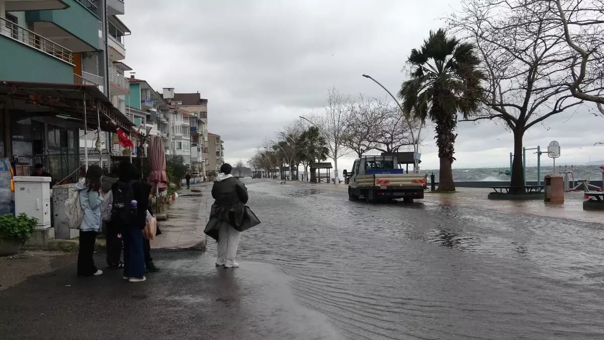 Gölcük\'te Lodos Denizi Taşırdı