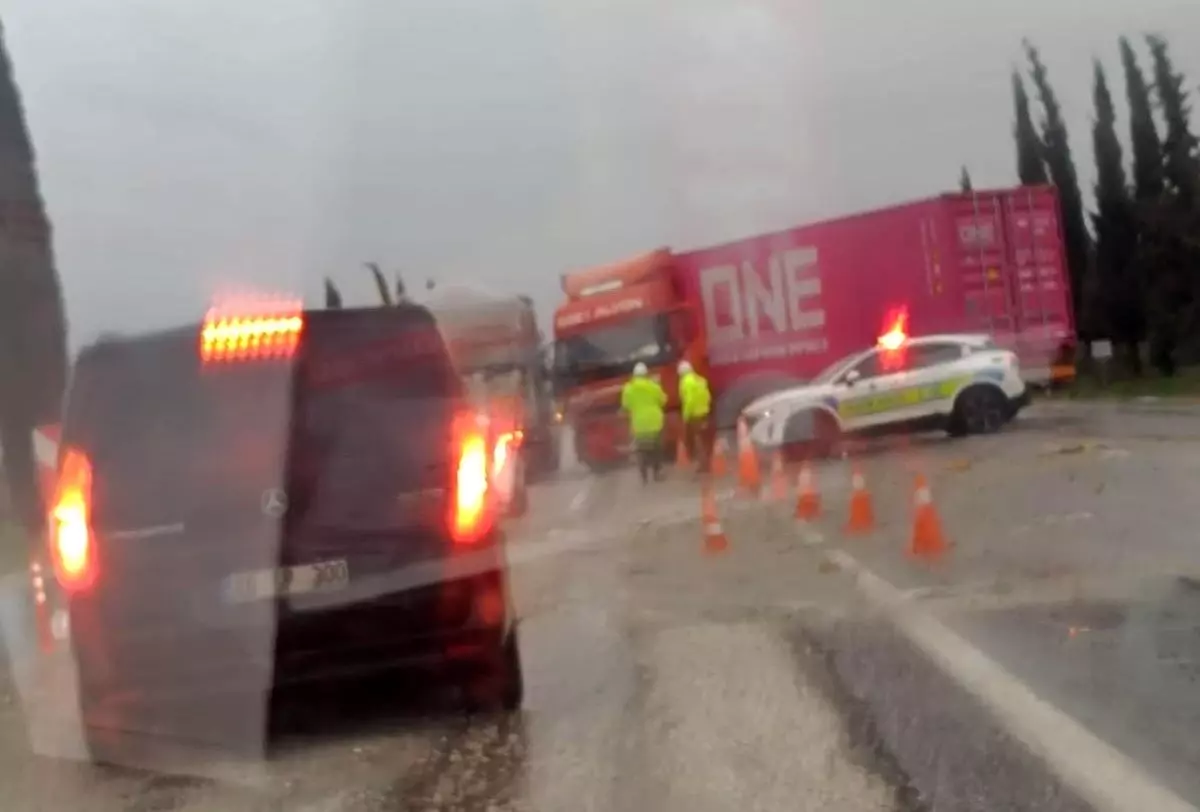 Denizli\'de TIR Kaza Yaptı, Trafik Aksadı