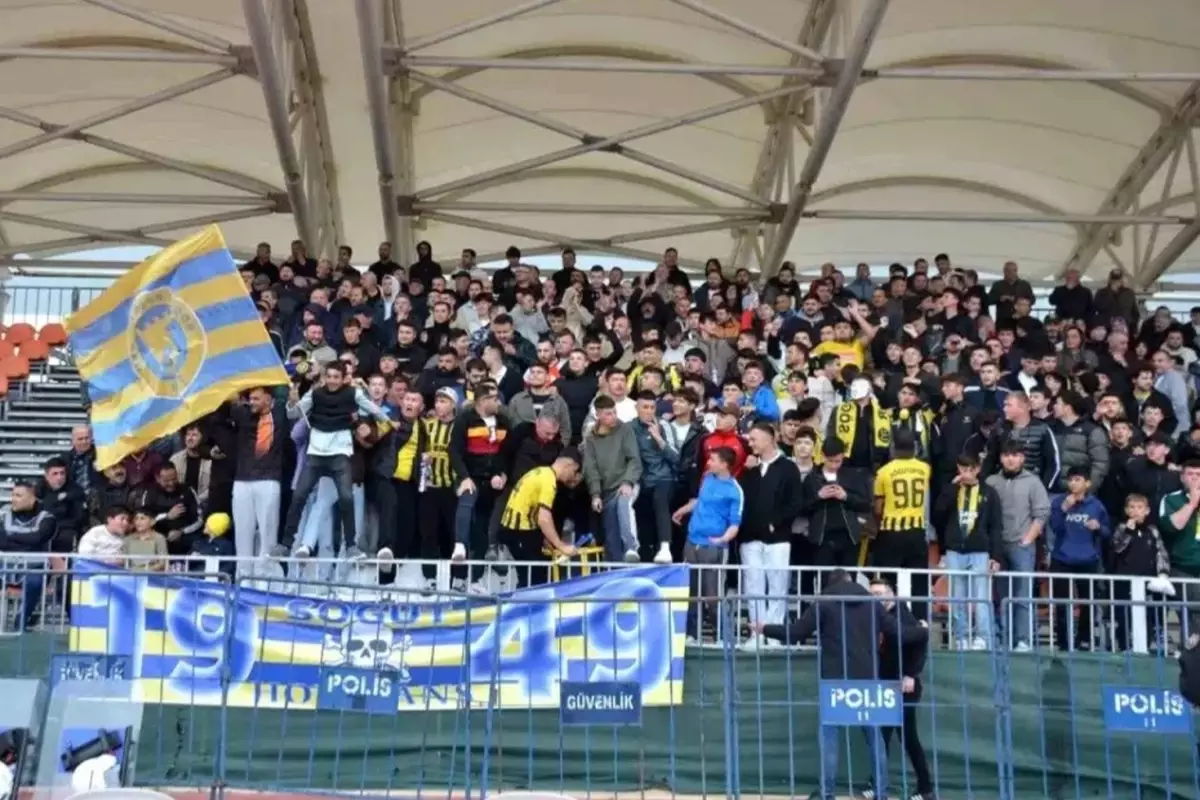 Kural tanımıyorlar! Deplasman yasağı olmasına rağmen tribüne girdiler