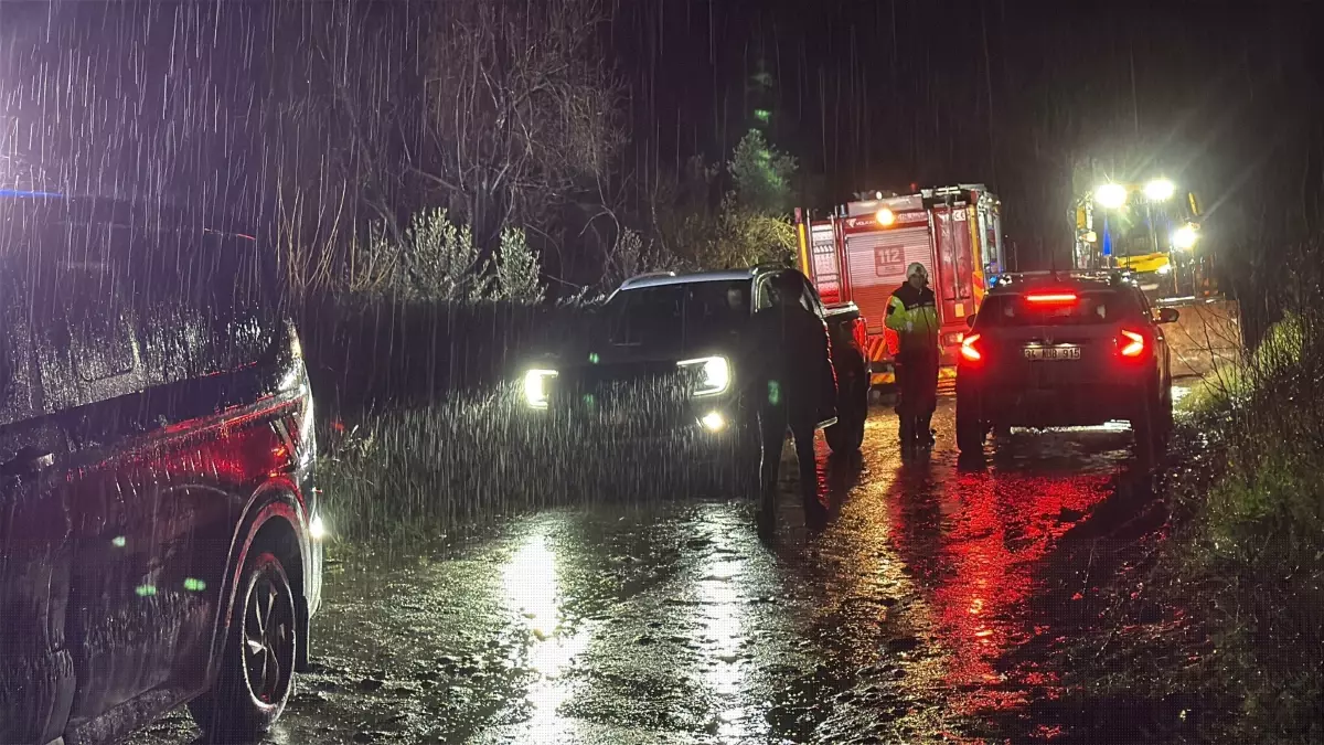 Turgutlu\'da Sel 2 Aracı Mahsur Bıraktı