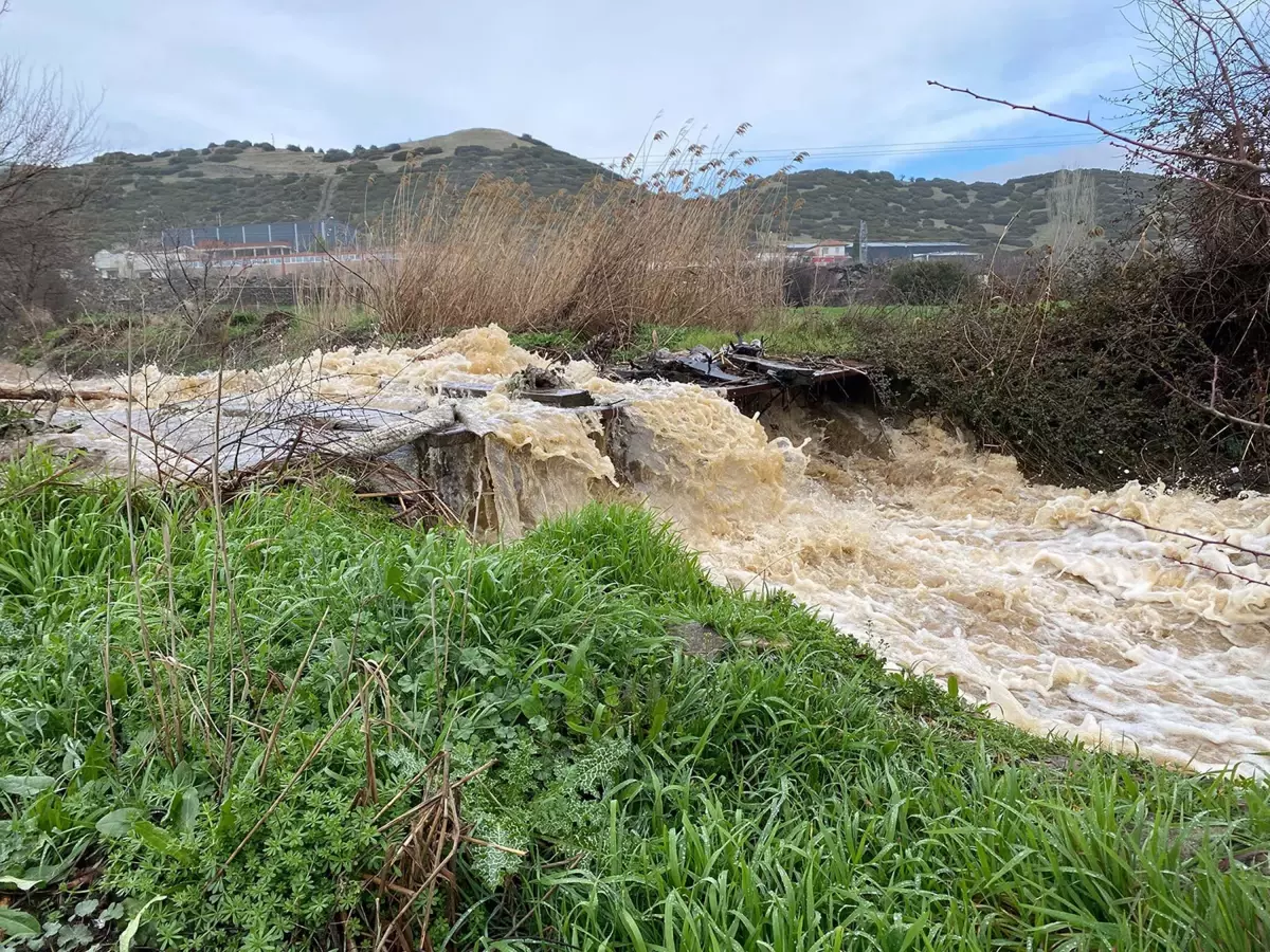 Kula\'da Taşkın: Tarım Arazileri Suyun Altında Kaldı