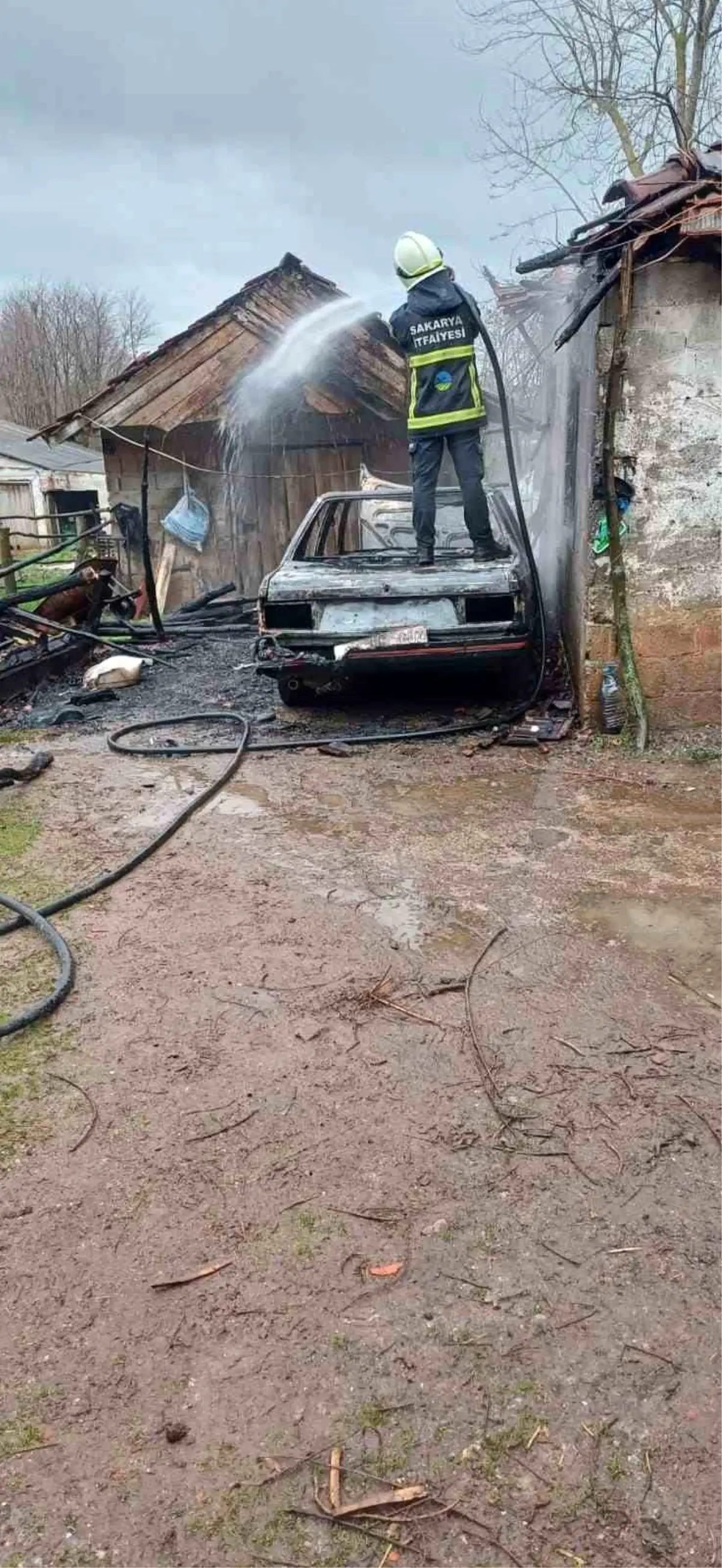 Kaynarca\'da Otomobil Yangını Evi Sıçrattı