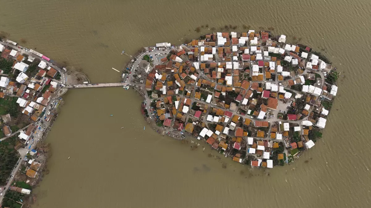 Uluabat Gölü\'nde Su Seviyesi Yükseldi, Taşkınlar Oldu