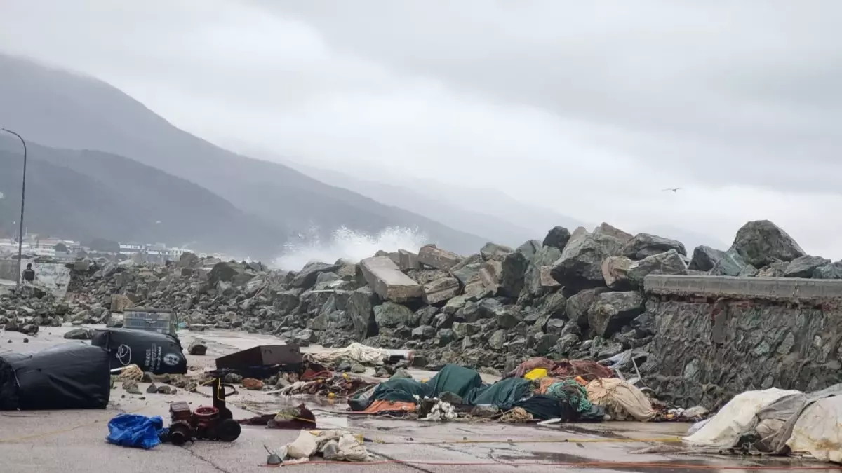 Çınarcık\'ta Fırtına ve Yağış Zarar Verdi