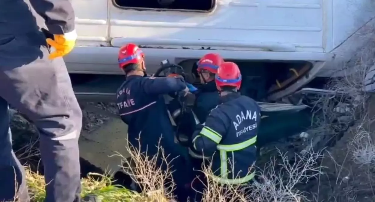 Ceyhan\'da Öğrenci Servisi Devrildi: 9 Yaralı