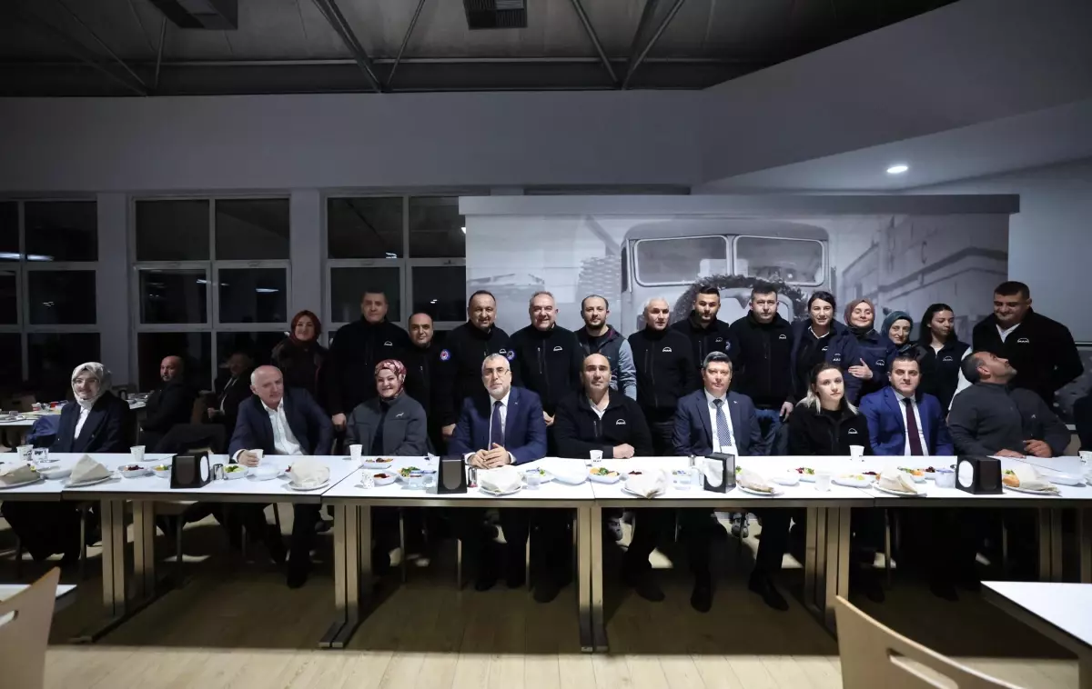 Bakan Işıkhan Ramazan İftarında İşçilerle Bir Araya Geldi