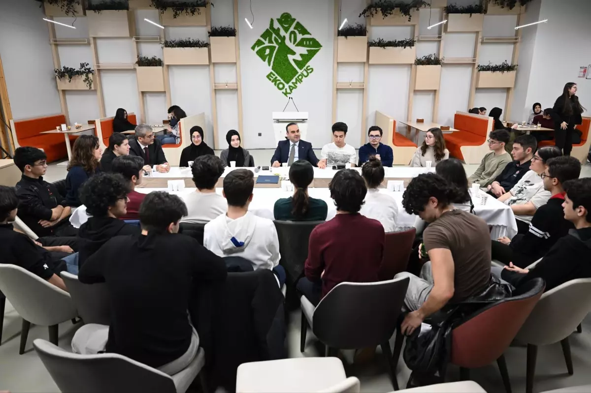 Bakan Kacır, İftarda Bilim Öğrencileriyle Buluştu