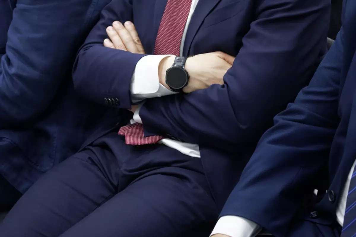 Ekonomik kriz nedeniyle vekillerin emekli maaşını kaldırdılar